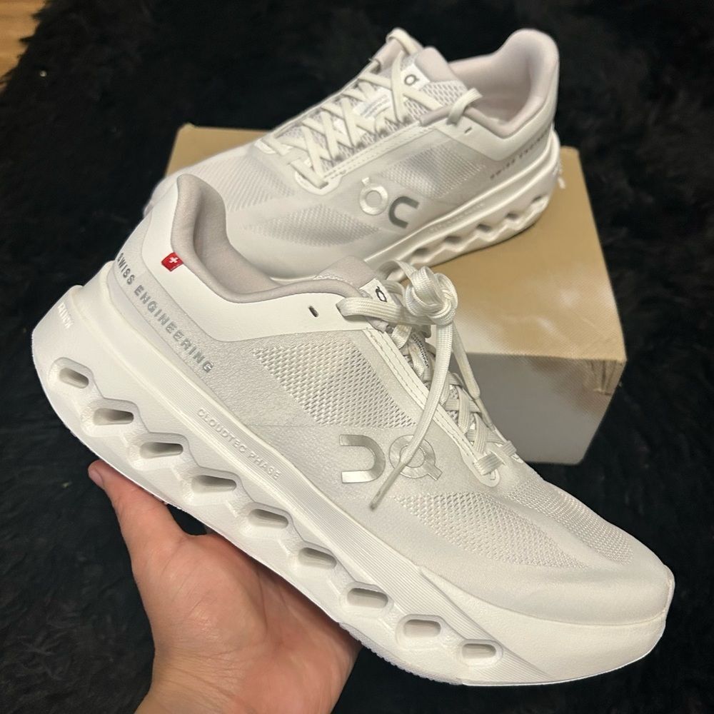 ON CLOUDSURFER white athletic training running lace up shoes sneakers sz 8.5 new